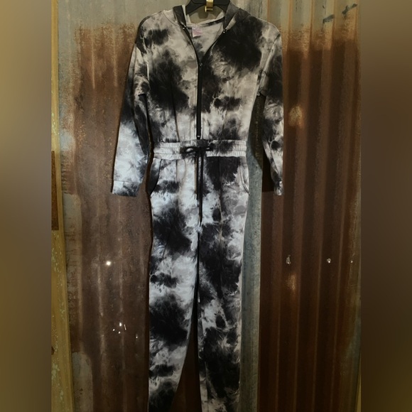 No Boundaries Black and White Hooded Onesie Xs (1) - Picture 2 of 6